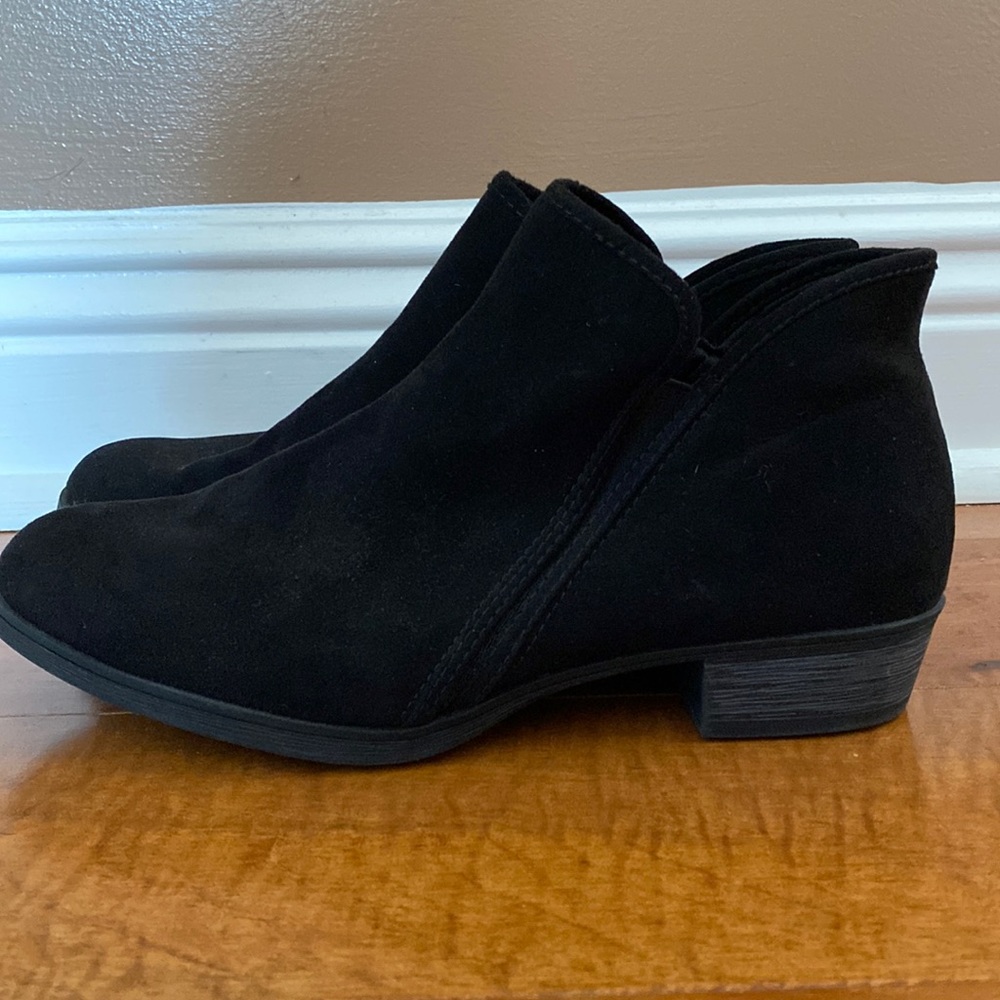 Time and Tru Women’s Black Faux Suede Print Zipper Bootie Size 8 1/2